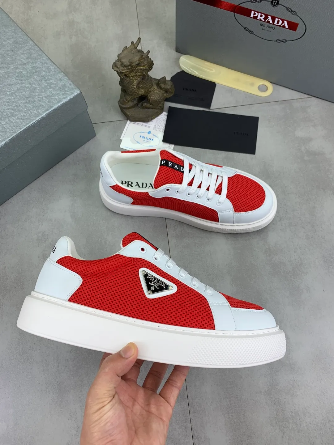 Men's shoes 💰P580💰 [New style] High version official website popular models are on the market, 🆘 Trendy brand (Prada) mainly promotes popular models, avant-garde and versatile fashion men's shoes private version mold opening, cowhide surface splicing 1:1.. Fashionable and simple, original imported cowhide lining cowhide feet; the atmosphere and personality are more fashionable, eye-catching and pursuing class. It will subvert the old idea and be a must-have for fashion trendsetters with you! Must keep it for yourself! Tall and comfortable, large and low, high-end quality workmanship. Size: 38-44 6️⃣colors available.